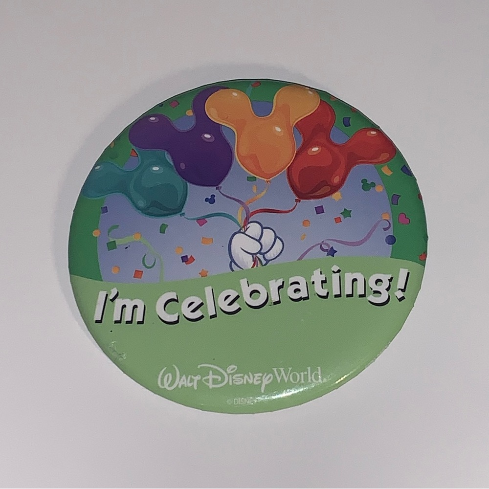 🥳 [4/$25] WALT DISNEY WORLD IM CELEBRATING! BALLOONS PIN BACK BUTTON PIN 🥳